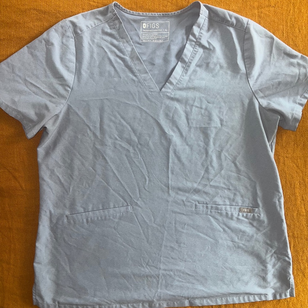 Figs Women's Casma Three Pocket Scrub Top in Vapor Blue 2318 Size XL